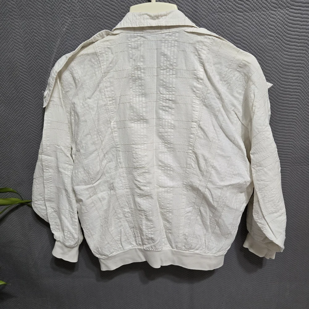 Sophisticated White Suit Jacket with Sleek Design